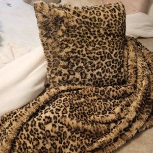 Leopard faux fur blanket and pillow